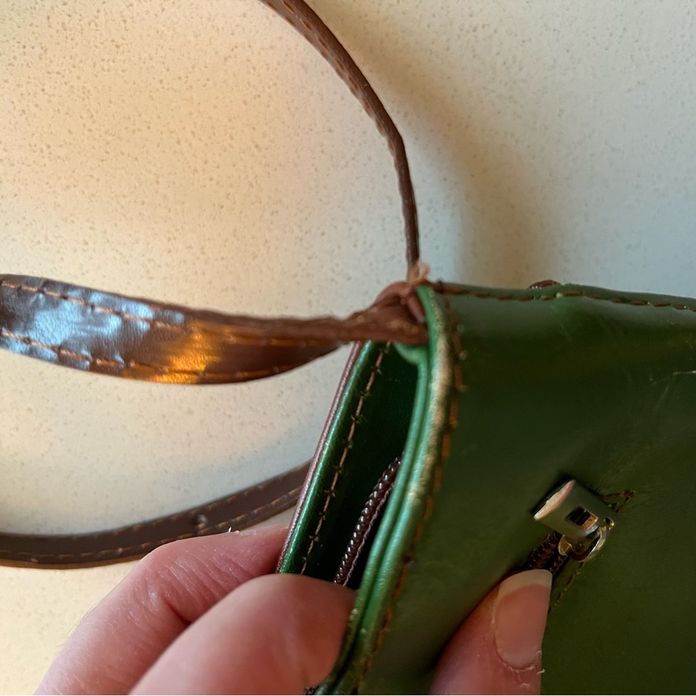 Vera Pelle Green and Brown Italian Leather Bag with Zipper Accent - Picture 5 of 9